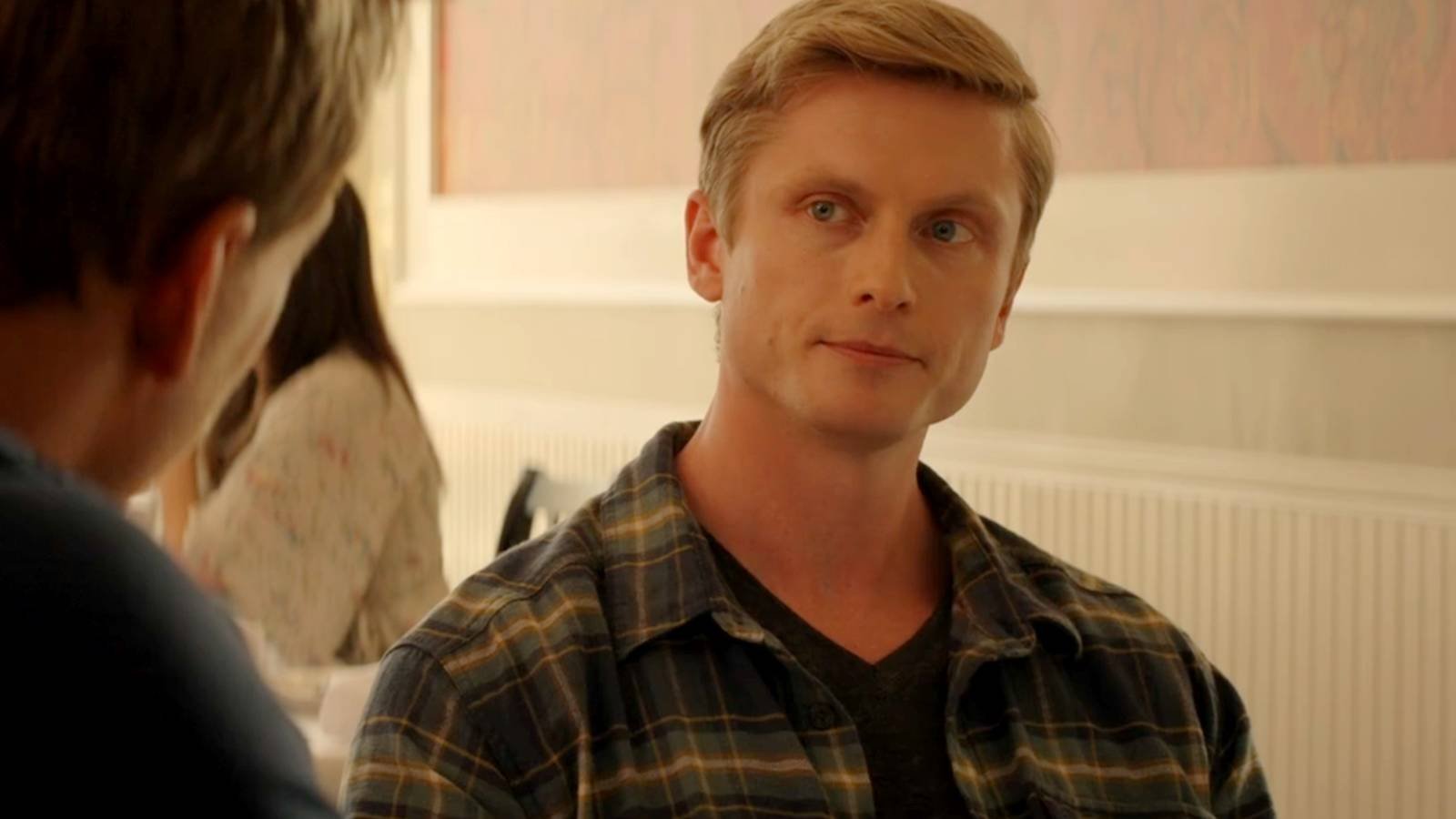 Jack Reacher talking with Kliner Jr