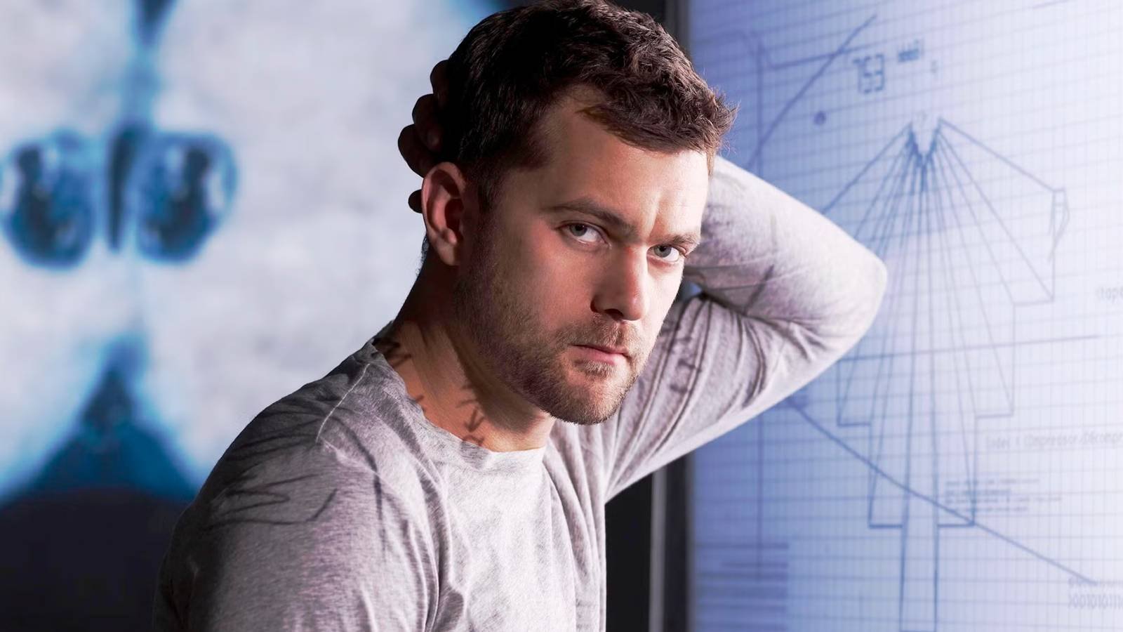 Joshua Jackson as Peter Bishop in Fringe