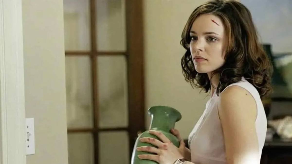 Lisa (Rachel McAdams) holding a pot and frowning with a cut on her head in Red Eye.