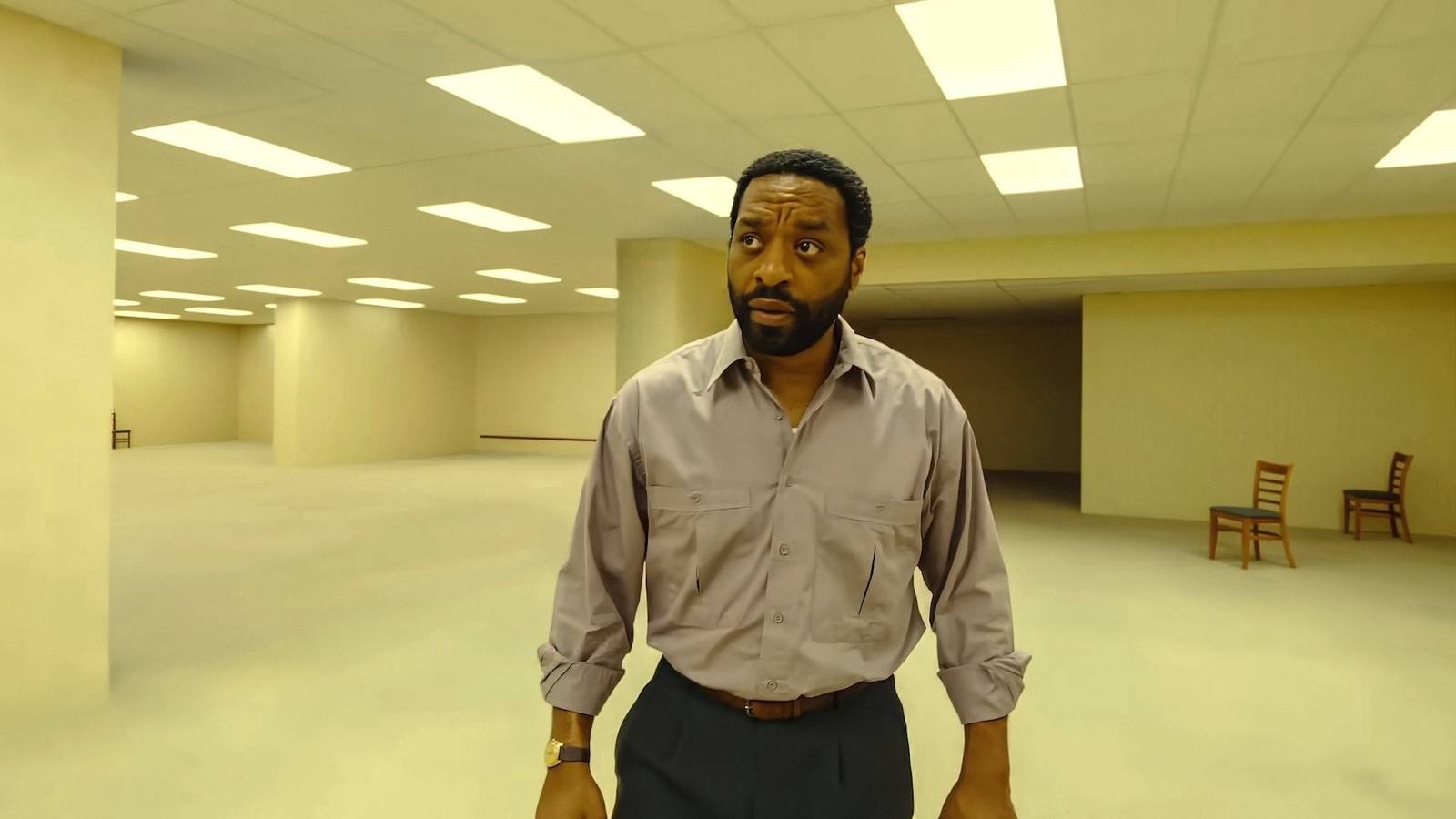 Chiwetel Ejiofor walking around a room in Backrooms.