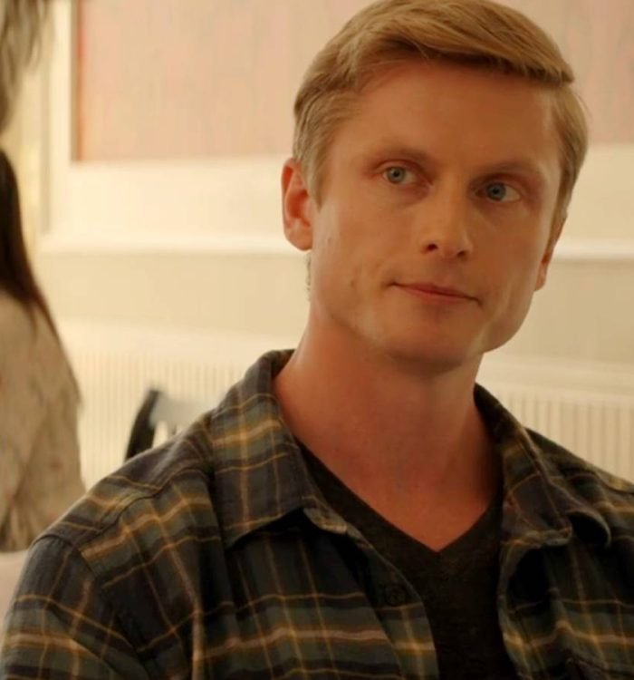 Jack Reacher talking with Kliner Jr