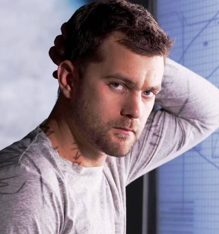 Joshua Jackson as Peter Bishop in Fringe