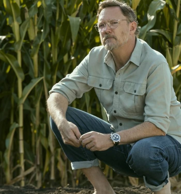 Matthew Lillard as Lance Durand kneeling in Cross season 2